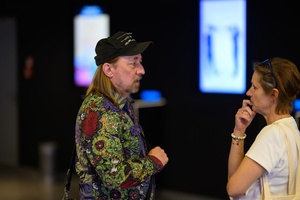 39. TNF: Dzień 7 (5.06.2025) - W hallu kina dziennikarz Trójki Ryszard Jaźwiński z reżyserką Marią Zbąską przed spotkaniem z publicznością po projekcji "Ton mój film"