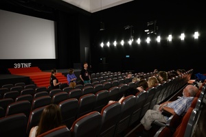 39. TNF: Dzień 7 (5.06.2025) - Spotkanie z twórcami filmów krótkometrażowych po projekcji w Marzeniu. Od prawej: Tomasz Stochniał, scenarzysta filmu "Siła oporu", Natalia Nylec, reżyserka filmu "Fiber" i prowadząca spotkanie z młodzieżą edukatorka z ZEF Kaja Łuczyńska