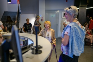 39. TNF: Dzień 7 (5.06.2025) - Festiwalowa publiczność w hallu kina w oczekiwaniu na projekcję konkursową