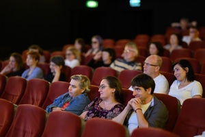 39. TNF: Dzień 7 (5.06.2025) - W sali kinowej festiwalowicze wsłuchujący się w odpowiedzi reżyserki Marii Zbąskiej na zadane pytanie