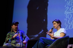 39. TNF: Dzień 7 (5.06.2025) - Na scenie Marzenia reżyserka "To nie mój film" Marią Zbąską, odpowiadającą na zadane pytanie przez prowadzącego spotkanie Ryszarda Jaźwińskiego