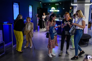 39. TNF: Dzień 7 (5.06.2025) - Festiwalowa publiczność w hallu kina w oczekiwaniu na projekcję konkursową