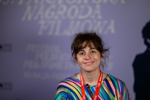 39. TNF: Dzień 7 (5.06.2025) - W hallu Marzenia fotografująca się na ściance 39. TNF jurorka 39. TNF Diana Dąbrowska