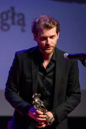 39. TNF: Gala Wręczenia Nagród (7.06.2025) - Na scenie przemawiający do widzów nagrodzony Magnus von Horn