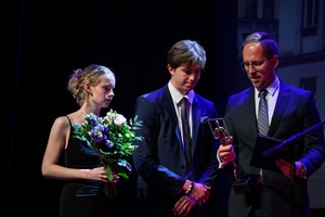 39. TNF: Gala Wręczenia Nagród (7.06.2025) - Na scenie prezydent Tarnowa i wolontariusz 39. TNF