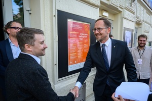 39. TNF: Gala Wręczenia Nagród (7.06.2025) - Przed kinem prezydent Tarnowa witający się  Jakub Kwaśny z dyr. artystycznym TNF Kubą Armatą