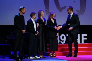 39. TNF: Gala Wręczenia Nagród (7.06.2025) - Na scenie prezydent Jakub Kwaśny dziękujący i gratulujący przedstawicielom organizatora TNF za przygotowanie tegorocznej edycji festiwalu