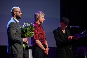 39. TNF: Gala Wręczenia Nagród (7.06.2025) - Na scenie od lewej: Krzysztof Kryczka z Gemini Park Tarnów, fundatora Nagrody Specjalnej, jurorzy Konrad Bugaj i Kamila Urzędowska odczytująca werdykt Jury 39. TNF