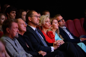 39. TNF: Gala Wręczenia Nagród (7.06.2025) - Władze Tarnowa i Bogusław Linda siedzący w sali kinowej podczas Gali