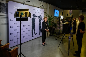 39. TNF: Gala Wręczenia Nagród (7.06.2025) - W hallu kina na tle ścianki 39. TNF w nagraniu do Kroniki TNF reżyserka Małgorzata Imielska