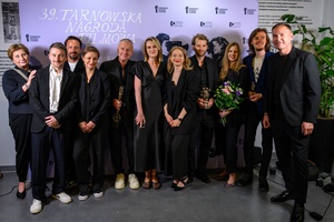 39. TNF: Gala Wręczenia Nagród (7.06.2025) - W hallu kina na tle ścianki 39. TNF laureaci i organizatorzy 39. TNF