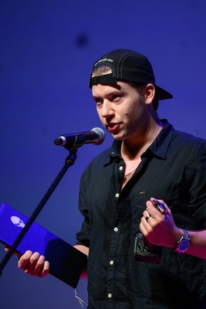 39. TNF: Gala Wręczenia Nagród (7.06.2025) - Na scenie aktor Mikołaj Matczak odbierający nagrodę w imieniu reżysera Korka Bojonawskiego za film "Utrata równowagi", nagrodzonego przez Jury Młodzieżowe