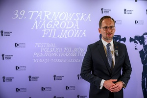 39. TNF: Gala Wręczenia Nagród (7.06.2025) - W hallu kina na tle ścianki 39. TNF prezydent Jakub Kwaśny