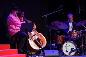 39. TNF: Gala Wręczenia Nagród (7.06.2025) - Na scenie trio Krzysztofa Herdzina wykonuje koncert "Seriale, seriale"