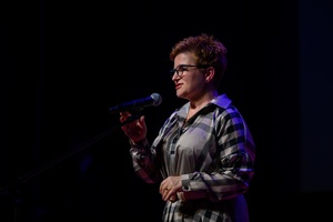 39. TNF: Gala Wręczenia Nagród (7.06.2025) - Na scenie przemawiająca do widzów posłanka na sejm Urszula Augustyn