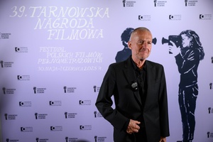 39. TNF: Gala Wręczenia Nagród (7.06.2025) - W hallu kina na tle ścianki 39. TNF aktor Bogusław Linda