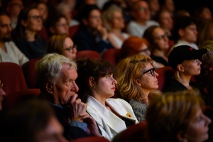 39. TNF: Gala Wręczenia Nagród (7.06.2025) - Jurorzy 39. TNF siedzący w sali kinowej podczas Gali