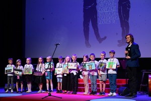 39. TNF: Gala Wręczenia Nagród (7.06.2025) - Na scenie laureat FMW Damian Tchórzewski z  Jury Dziecięcym ze swoimi plastycznymi pracami