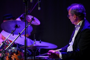 39. TNF: Gala Wręczenia Nagród (7.06.2025) - Na scenie trio Krzysztofa Herdzina wykonuje koncert "Seriale, seriale"