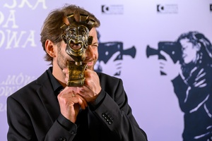 39. TNF: Gala Wręczenia Nagród (7.06.2025) - W hallu kina na tle ścianki 39. TNF reżyser Magnus von Horn ze statuetką Grand Prix - Maszkarona