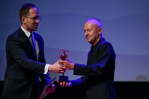 39. TNF: Gala Wręczenia Nagród (7.06.2025) - Na scenie prezydent Jakub Kwaśny wręczający statuetkę Bogusławowi Lindzie