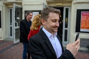 39. TNF: Gala Wręczenia Nagród (7.06.2025) - Przed wejściem do kina dyr. artystyczny TNF Kuba Armata