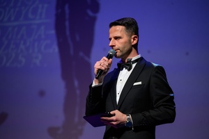 39. TNF: Gala Wręczenia Nagród (7.06.2025) - Na scenie Sebastian Szafarz zapraszający prezydenta do wręczenia Nagrody za całokształt