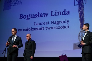 39. TNF: Gala Wręczenia Nagród (7.06.2025) - Na scenie prezydent Jakub Kwaśny i Laureat Nagrody za całokształt Bogusław Linda