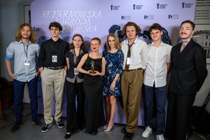 39. TNF: Gala Wręczenia Nagród (7.06.2025) - W hallu kina na tle ścianki 39. TNF Jury Młodzieżowe 39. TNF