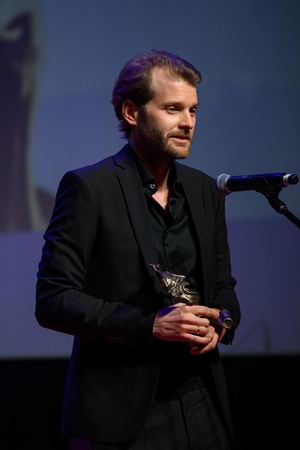 39. TNF: Gala Wręczenia Nagród (7.06.2025) - Na scenie przemawiający do widzów nagrodzony Magnus von Horn