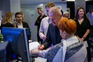 39. TNF: Gala Wręczenia Nagród (7.06.2025) - W hallu kina aktor Bogusław Linda składający fanom autografy