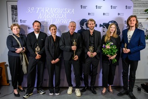 39. TNF: Gala Wręczenia Nagród (7.06.2025) - W hallu kina na tle ścianki 39. TNF laureaci 39. TNF