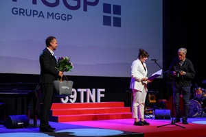 39. TNF: Gala Wręczenia Nagród (7.06.2025) - Na scenie prezes MGGP S.A. Paweł Grad, fundator Nagrody Specjalnej i Diana Dąbrowska odczytująca werdykt