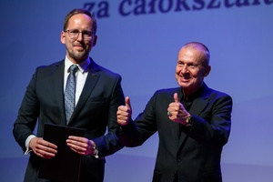 39. TNF: Gala Wręczenia Nagród (7.06.2025) - Na scenie prezydent Jakub Kwaśny i Laureat Nagrody za całokształt Bogusław Linda