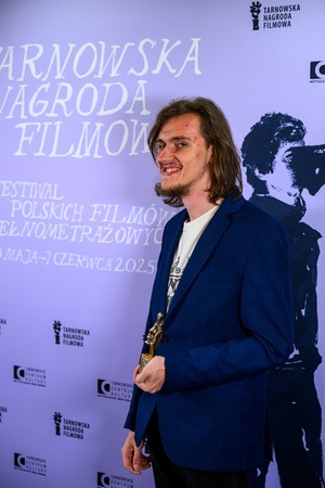 39. TNF: Gala Wręczenia Nagród (7.06.2025) - W hallu kina na tle ścianki 39. TNF reżyser Damian Tchórzewski