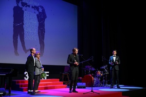 39. TNF: Gala Wręczenia Nagród (7.06.2025) - Na scenie przemawiający do widzów nagrodzony Magnus von Horn oraz jurorzy 39. TNF Łukasz M. Maciejewski i Anna Jadowska, w tle prowadzący Galę Sebastian Szafarz