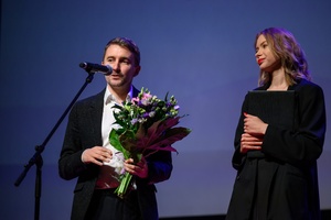 39. TNF: Gala Wręczenia Nagród (7.06.2025) - Na scenie Kuba Armata w towarzystwie Magdaleny Piątek opowiada o nowej nagrodzie Za debiut, która jest wspólnym wyróżnieniem TCK i SFP