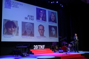 39. TNF: Gala Wręczenia Nagród (7.06.2025) - Na ekranie Marzenia plansza z wizerunkami Jury 39. TNF, co oznacza, że za chwilę ogłoszone zostaną najważniejsze nagrody