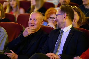 39. TNF: Gala Wręczenia Nagród (7.06.2025) - W sali kinowej siedzący laureat Nagrody za całokształt Bogusław Linda w rozmowie z prezydentem Jakubem Kwaśnym