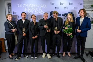 39. TNF: Gala Wręczenia Nagród (7.06.2025) - W hallu kina na tle ścianki 39. TNF laureaci 39. TNF