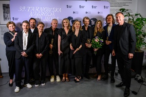 39. TNF: Gala Wręczenia Nagród (7.06.2025) - W hallu kina na tle ścianki 39. TNF laureaci i organizatorzy 39. TNF