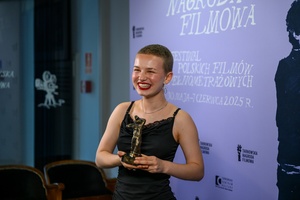 39. TNF: Gala Wręczenia Nagród (7.06.2025) - W hallu kina na tle ścianki 39. TNF przewodnicząca Jury Młodzieżowego ze statuetką Kamerzysty