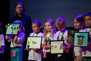 39. TNF: Gala Wręczenia Nagród (7.06.2025) - Na scenie Jury Dziecięcw ze swoimi plastycznymi pracami dla laureata Filmów Młodego Widza