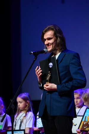 39. TNF: Gala Wręczenia Nagród (7.06.2025) - Na scenie laureat FMW Damian Tchórzewski przemawiający do publiczności