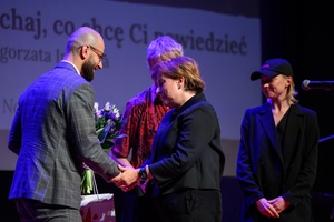 39. TNF: Gala Wręczenia Nagród (7.06.2025) - Na scenie od lewej: Krzysztof Kryczka z Gemini Park Tarnów, fundatora Nagrody Specjalnej wręczający nagrodę Małgorzacie Imielskiej za film "Posłuchaj, co ci chcę powiedzieć", w tle jurorzy Konrad Bugaj i Kamila Urzędowska