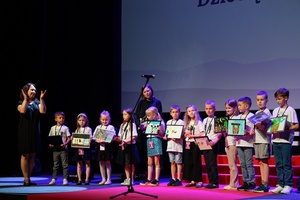 39. TNF: Gala Wręczenia Nagród (7.06.2025) - Na scenie Jury Dziecięce ze swoimi plastycznymi pracami dla laureata Filmów Młodego Widza