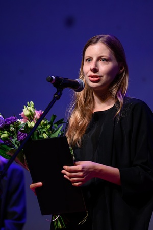 39. TNF: Gala Wręczenia Nagród (7.06.2025) - Na scenie wyróżniona Za debiut reżyserka filmu "Innego końca nie będzie" Monika Majorek przemawiająca do widzów