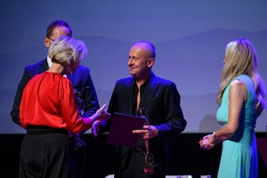 39. TNF: Gala Wręczenia Nagród (7.06.2025) - Na scenie zastępczyni prezydenta Agnieszka Kawa gratulująca Bogusławowi Lindzie, obok prezydent Jakub Kwaśny i Małgorzata Mękal