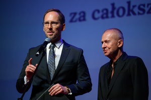 39. TNF: Gala Wręczenia Nagród (7.06.2025) - Na scenie prezydent Jakub Kwaśny i Laureat Nagrody za całokształt Bogusław Linda