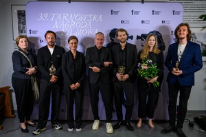 39. TNF: Gala Wręczenia Nagród (7.06.2025) - W hallu kina na tle ścianki 39. TNF laureaci 39. TNF